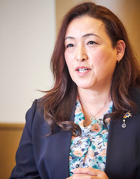 下村 由加里 氏